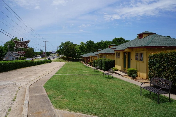 Lincoln Motel image 1